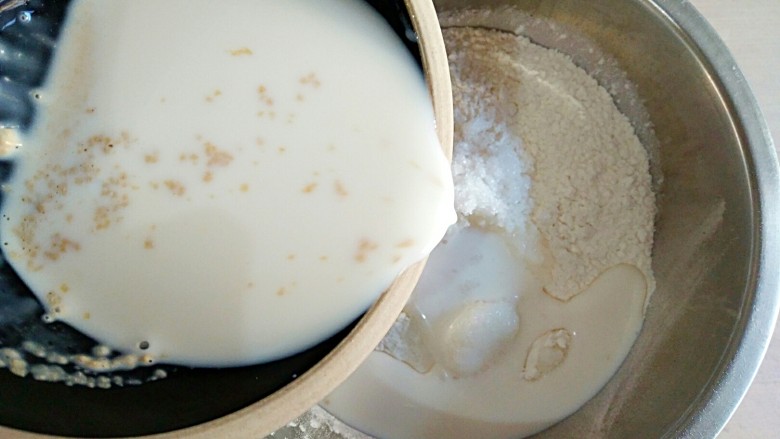 好吃不发胖的nono海蒂白面包（平底锅版）,将酵母和牛奶混合后少量多次加入混合好的面粉中。