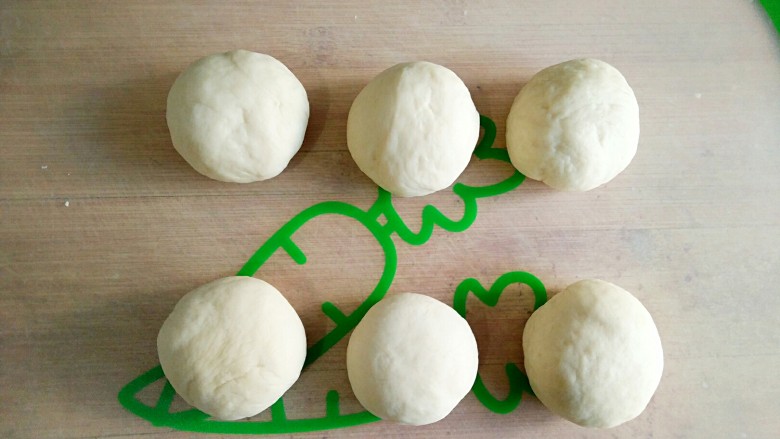 好吃不发胖的nono海蒂白面包（平底锅版）,然后将面团分割成6等份，排气揉圆，松弛10分钟。