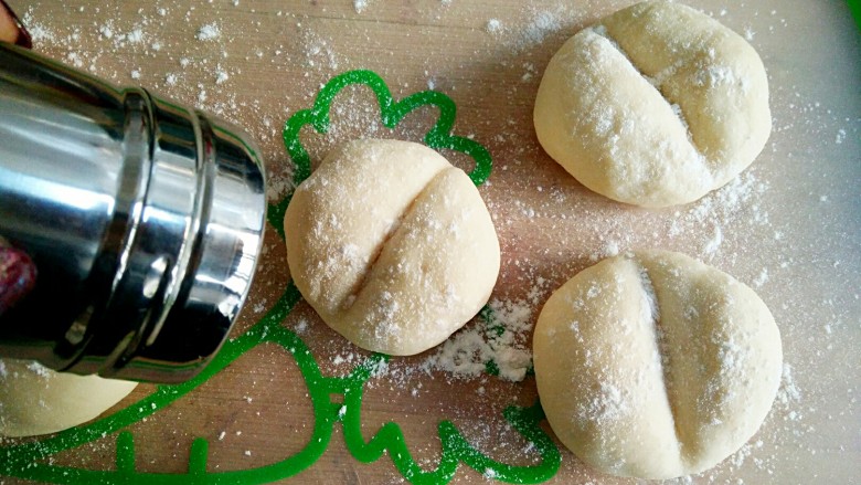 好吃不发胖的nono海蒂白面包（平底锅版）,最后发酵40-50分钟，2倍大左右，撒上高粉。此时，如果压印不明显了可以用筷子再压一下。