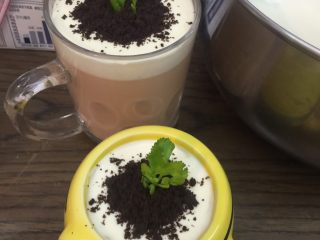 奶茶小盆栽,最后在奶油上撒上奥利奥饼干碎，插上香菜叶，或薄荷叶。