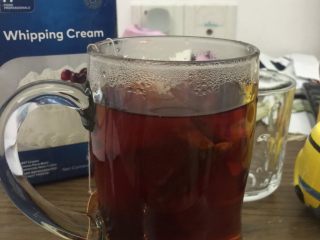 奶茶小盆栽,煮好开水，先用一个大杯子泡2包立顿红茶（也可用别的茶）立顿红茶好喝也方便。