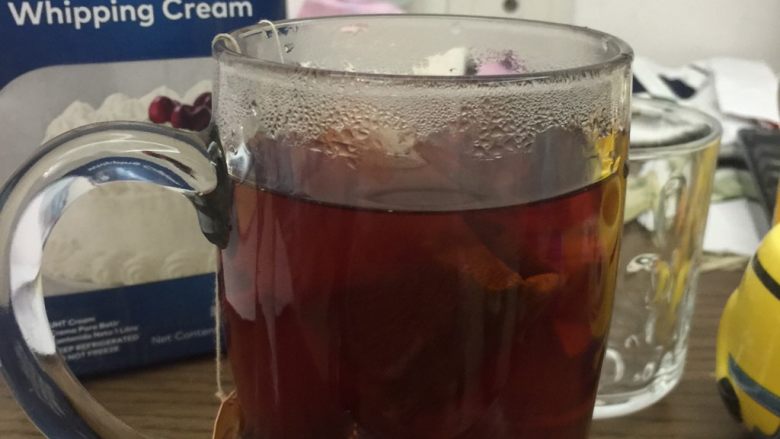 奶茶小盆栽,煮好开水，先用一个大杯子泡2包立顿红茶（也可用别的茶）立顿红茶好喝也方便。