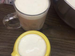 奶茶小盆栽,把奶油装入奶茶上层。