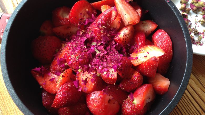 又到草莓季――玫瑰草莓酱,把草莓和干玫瑰叶倒入锅中