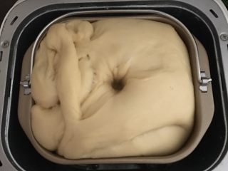 布里欧修皇冠吐司,揉至光滑面团后，放入面包机中按酸奶发酵功能发酵1:30小时，用手指按压不回缩即可