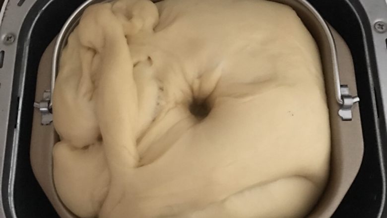 布里欧修皇冠吐司,揉至光滑面团后，放入面包机中按酸奶发酵功能发酵1:30小时，用手指按压不回缩即可