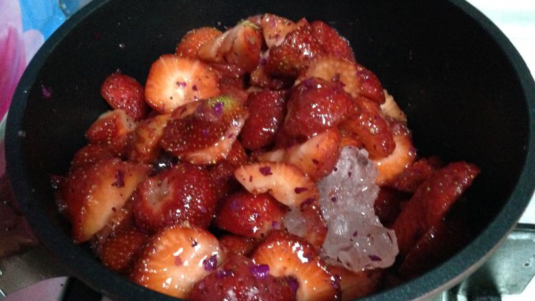 又到草莓季――玫瑰草莓酱,搅匀，用中火开始煮