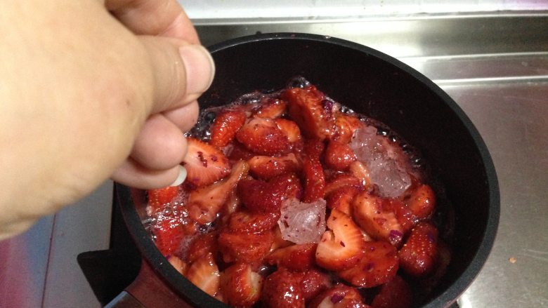 又到草莓季――玫瑰草莓酱,用手指捏一点盐撒入（千万不要多，两个指头捏一点就行）