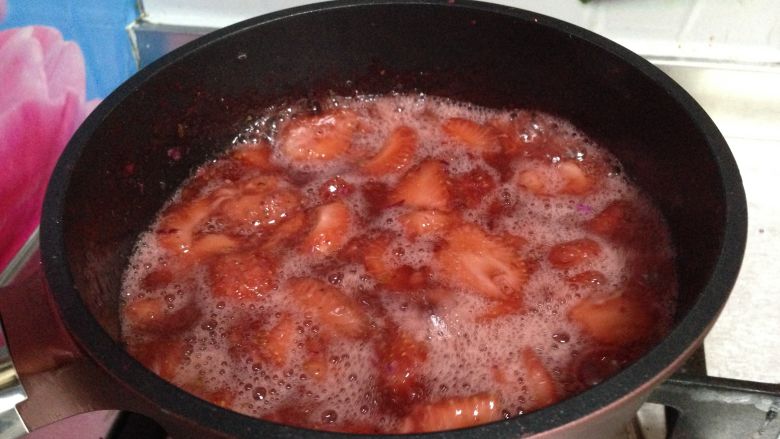 又到草莓季――玫瑰草莓酱,看见汤汁变多时转小火，慢慢熬