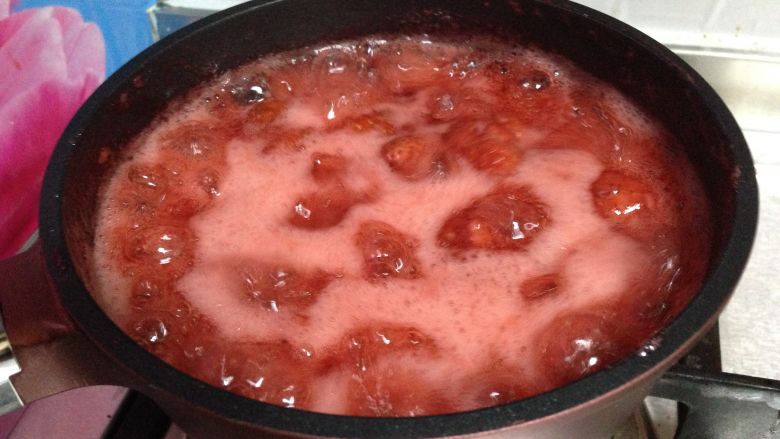 又到草莓季――玫瑰草莓酱,一定要小火你慢慢熬，以免扑出来