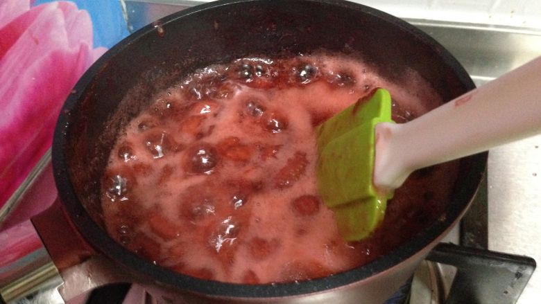 又到草莓季――玫瑰草莓酱,
熬的过程中要不停搅拌，以免糊锅