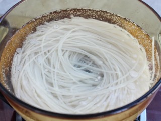 家常炒米粉,锅中烧开水，放入米粉煮约三分钟，捞出过凉水备用
