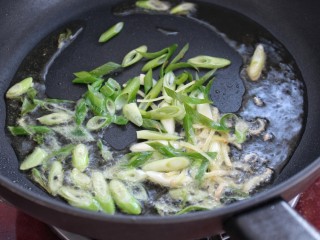 家常炒米粉,另起锅放适量食用油烧至五成热，炒香葱花和姜丝
