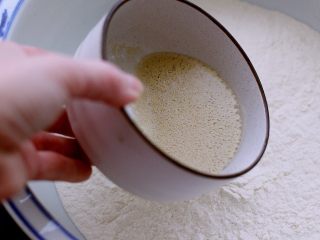 花样豆沙包,温水泡开酵母加入面粉里、白糖提前加入面粉搅拌均匀后和面