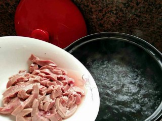 《爆炒腰花》,锅中烧开水，放入猪腰焯水，等到猪腰变色就捞出来，控干水份