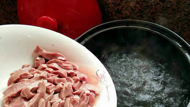 《爆炒腰花》,锅中烧开水，放入猪腰焯水，等到猪腰变色就捞出来，控干水份