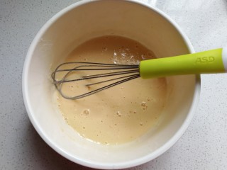 孜然干煸藕条,制作脆皮糊：面粉，淀粉，全蛋液，盐加适量清水搅拌均匀；