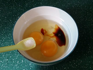 磷虾肉香菇蒸鸡蛋,鸡蛋打入碗中、加少许食盐和鲜酱油