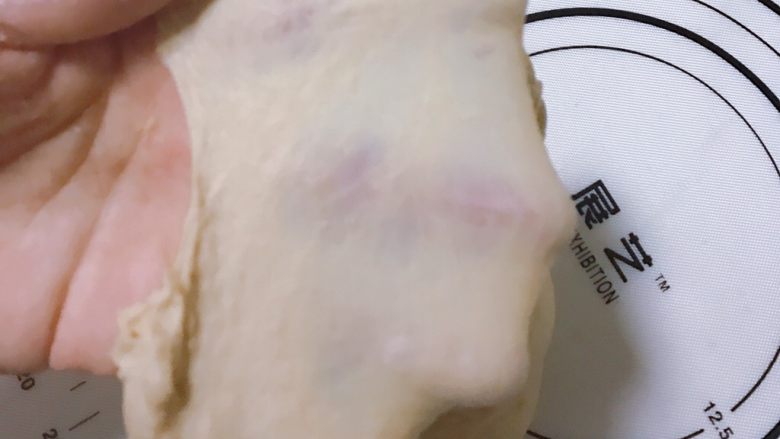 红糖红枣果仁软欧,直到面团能够轻拉出透明的薄膜状，就可以把面团取出