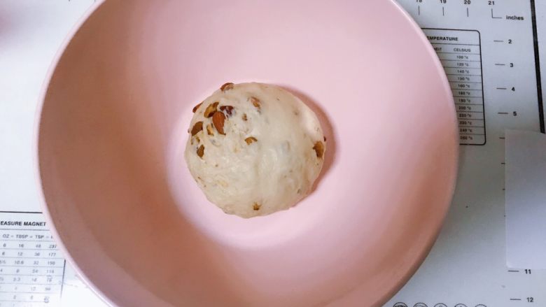 红糖红枣果仁软欧,放在盆中，置于温暖处盖湿布醒发1.5-2个小时