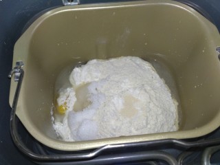 红薯软欧,把除黄油以外的面包用料放入面包机，开启揉面20分钟