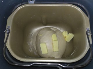 红薯软欧,面团揉至光滑能拉出厚膜，把黄油放入