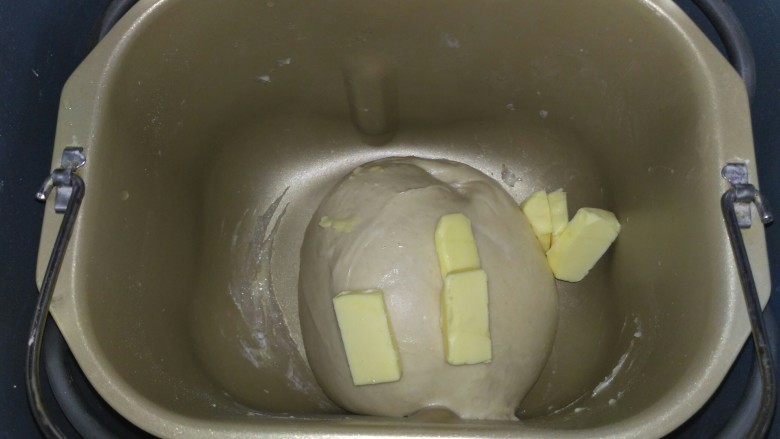 红薯软欧,面团揉至光滑能拉出厚膜，把黄油放入