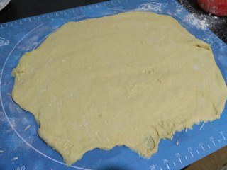红薯软欧,把发酵好的面团取出，移至硅胶垫上，用擀面杖排出气体
