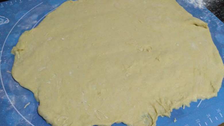 红薯软欧,把发酵好的面团取出，移至硅胶垫上，用擀面杖排出气体