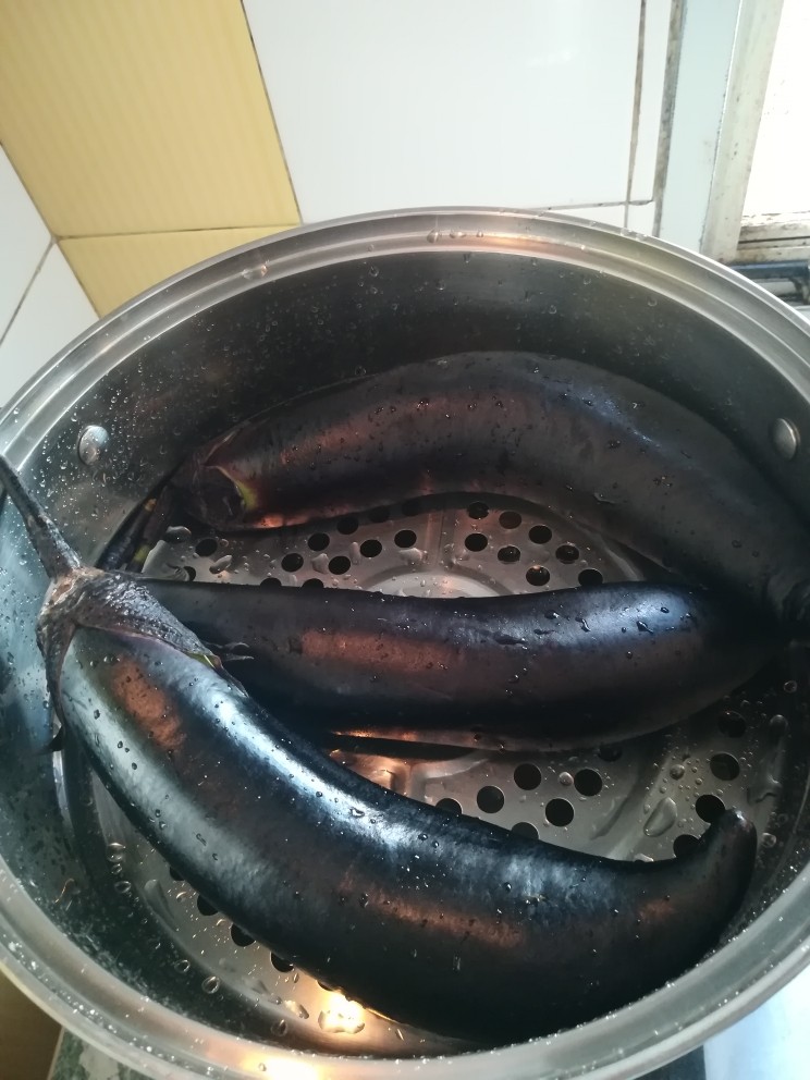 爆炒茄子,蒸锅里放水  把茄子放进去蒸  直到蒸软为止