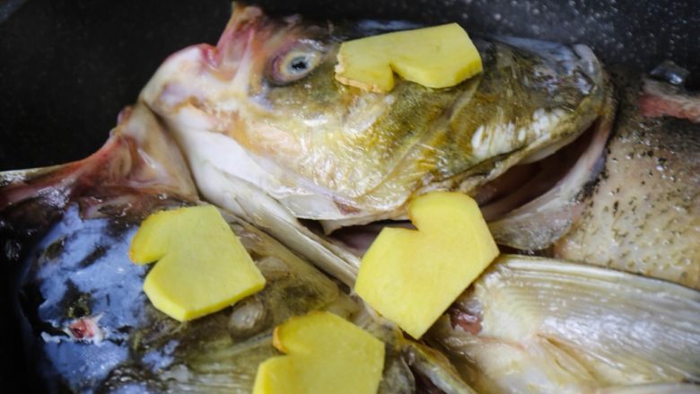 天麻鱼头炖豆腐,鱼头加姜片下油锅两面煎一下；