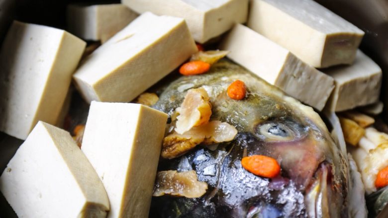 天麻鱼头炖豆腐,加入豆腐，加水没过食材，放入适量盐，小火炖煮1个小时左右；
