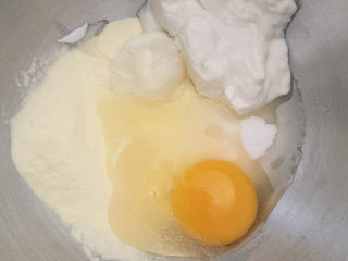 酸奶老面包-可以拉丝的面包,将准备制作老面的配料全部倒入厨师机内。