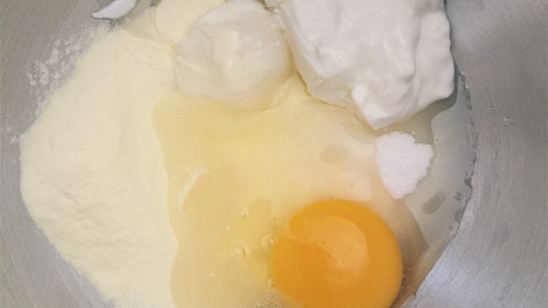 酸奶老面包-可以拉丝的面包,将准备制作老面的配料全部倒入厨师机内。