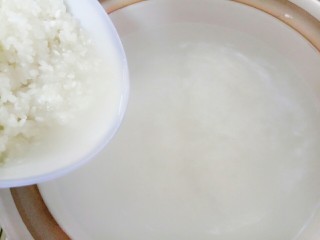 宝宝辅食:田园粥,砂锅水煮开后倒入珍珠米