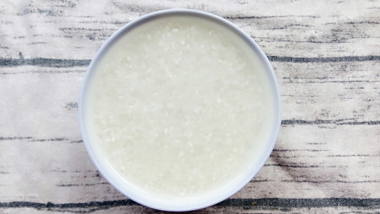 宝宝辅食:田园粥,珍珠米先用水泡一下