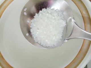 宝宝辅食:田园粥,倒入珍珠米后搅拌几下防黏底