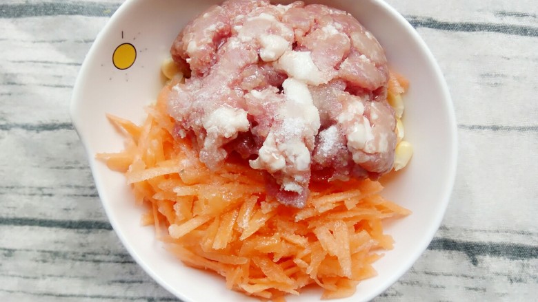 宝宝辅食:田园粥,将掰粒的玉米，抽丝好的胡萝卜和肉末放在一起后加入一勺盐和一勺油