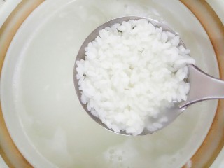 宝宝辅食:田园粥,珍珠米煮至八成熟的时候