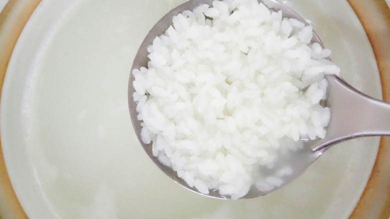 宝宝辅食:田园粥,珍珠米煮至八成熟的时候