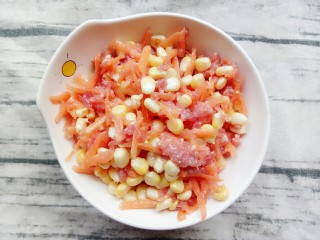宝宝辅食:田园粥,玉米胡萝卜肉末加入盐和油后搅拌均匀