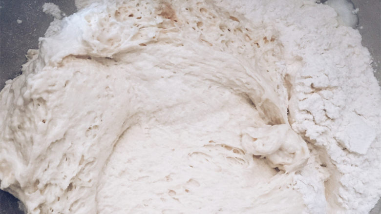 酸奶老面包-可以拉丝的面包,然后将老面和主面团中的原料混合。记住：是除了<a style='color:red;display:inline-block;' href='/shicai/ 887'>黄油</a>和盐以外的其他原料。