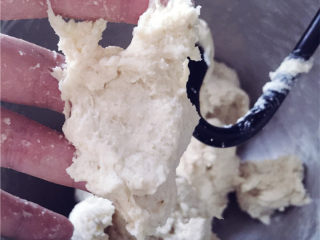 酸奶老面包-可以拉丝的面包,这里借用之前给同学们讲解面包制作过程中的几个关键步骤时的课件。 第一阶段初步混合阶段，面团整体成型，比较沾手。一撕就破。