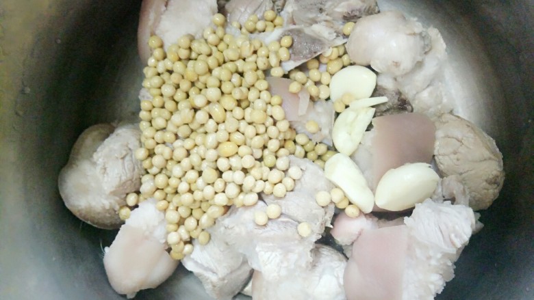 黄豆猪蹄,将黄豆和蒜头放入高压锅中和猪蹄在一起