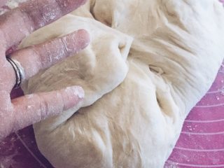 酸奶老面包-可以拉丝的面包,将面团从盆子中取出，开始排气，如果比较黏，可以多撒一些薄面帮助操作。