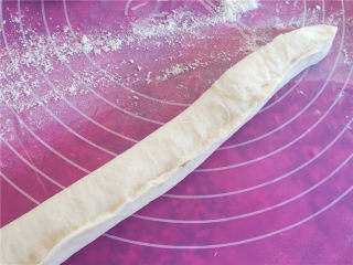 酸奶老面包-可以拉丝的面包,再次对折，用手将接口处封死。然后开始第一次旋转和拧麻花一样，最后卷起来的样子看下图。