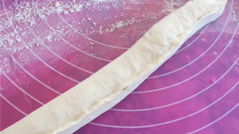 酸奶老面包-可以拉丝的面包,再次对折，用手将接口处封死。然后开始第一次旋转和拧麻花一样，最后卷起来的样子看下图。