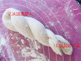 酸奶老面包-可以拉丝的面包,接着进行第二次旋转，一遍拧一遍将1穿入2中。