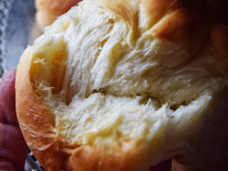 酸奶老面包-可以拉丝的面包,轻轻掰开，满满的拉丝。出炉后，等待完全冷却就可以使用啦！密封保存防止面包快速老化。
