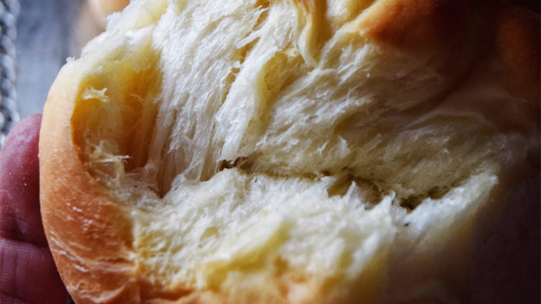 酸奶老面包-可以拉丝的面包,轻轻掰开，满满的拉丝。出炉后，等待完全冷却就可以使用啦！密封保存防止面包快速老化。